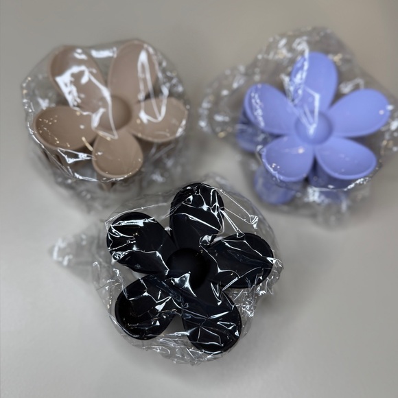 Matte Daisy Flower Claw Clip Black Minimalist Aesthetic Hair Clip - Picture 5 of 5